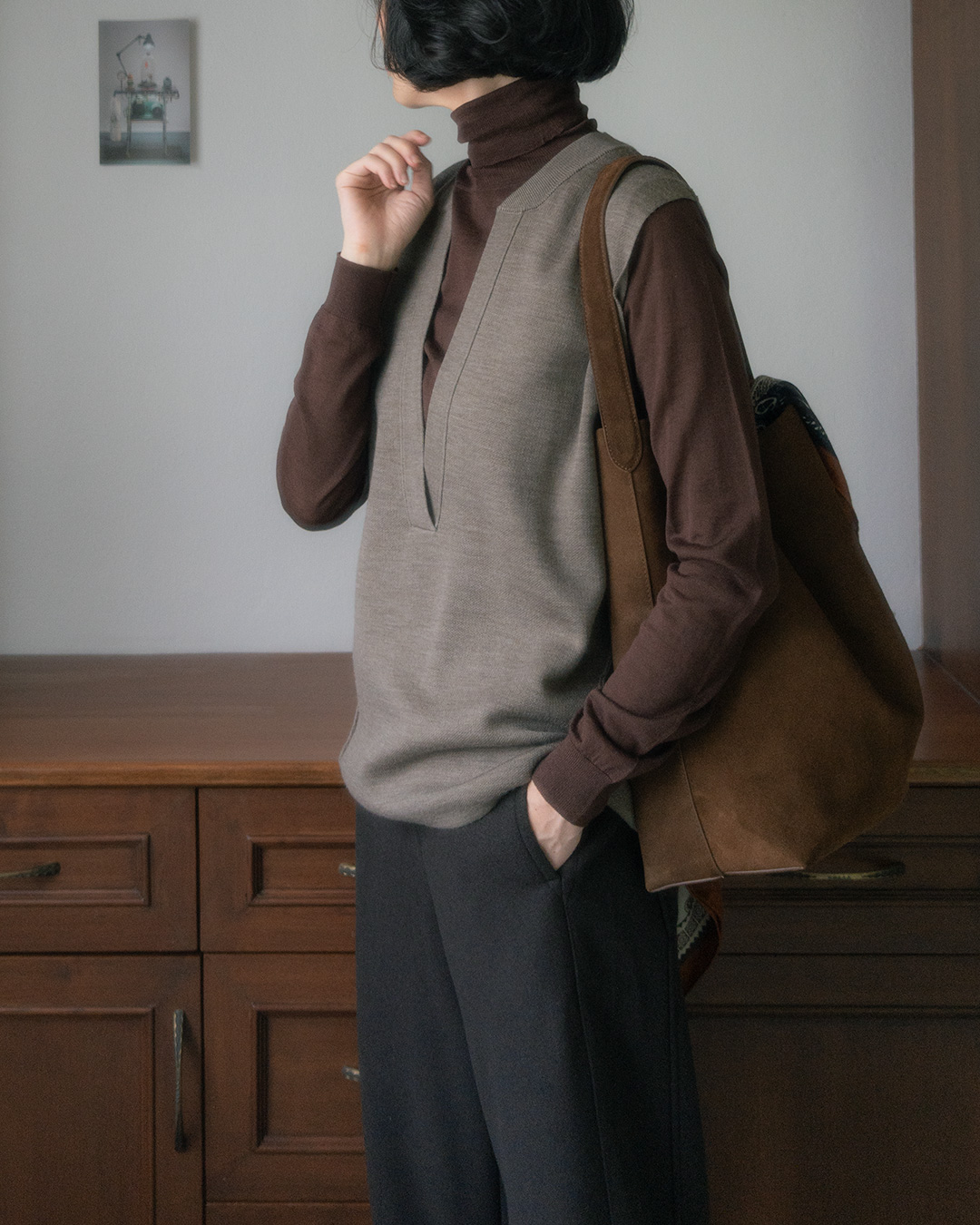 다크 브라운 독일울 롤넥 착용