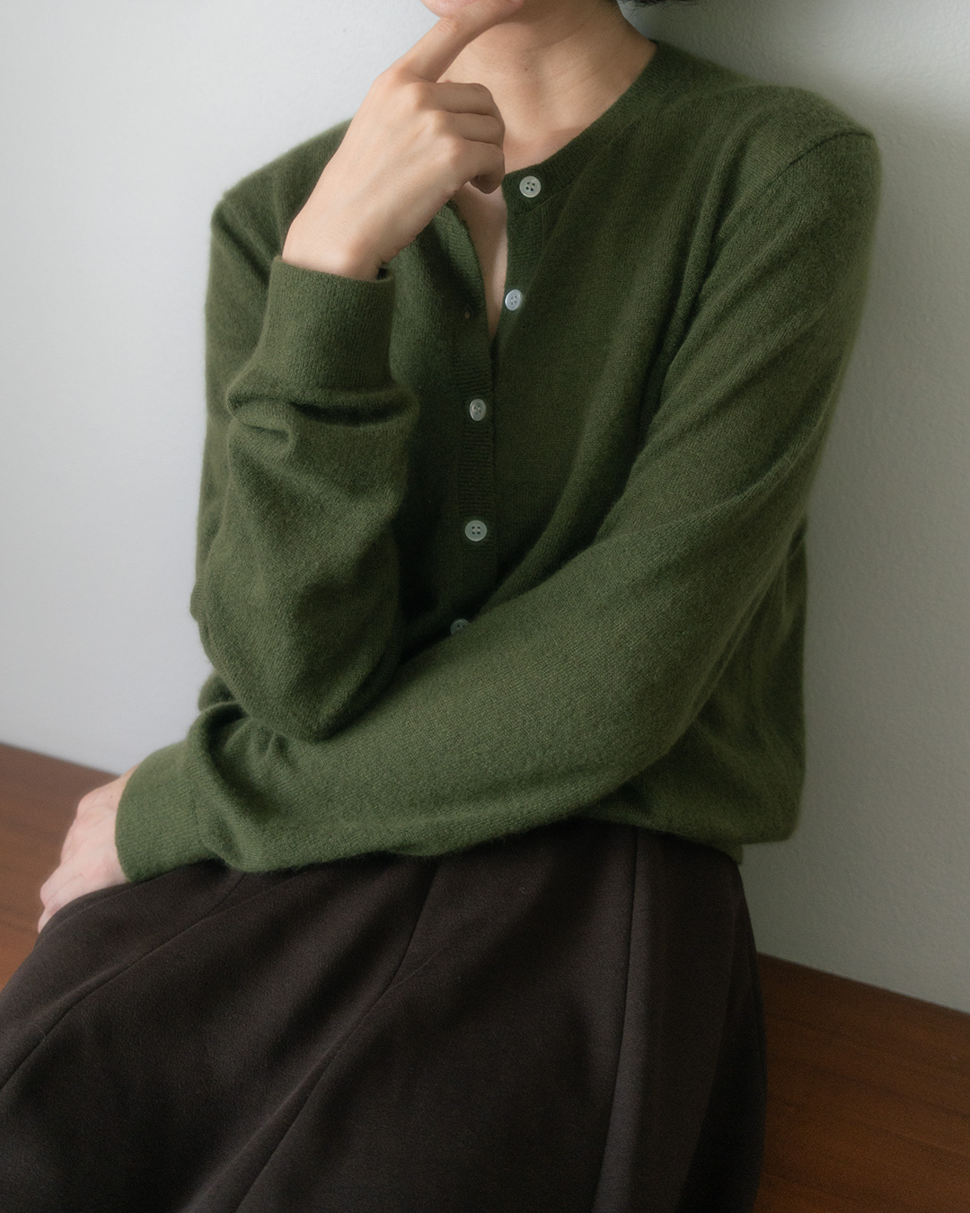 올리브 실크 캐시미어 가디건 착용 코디 2