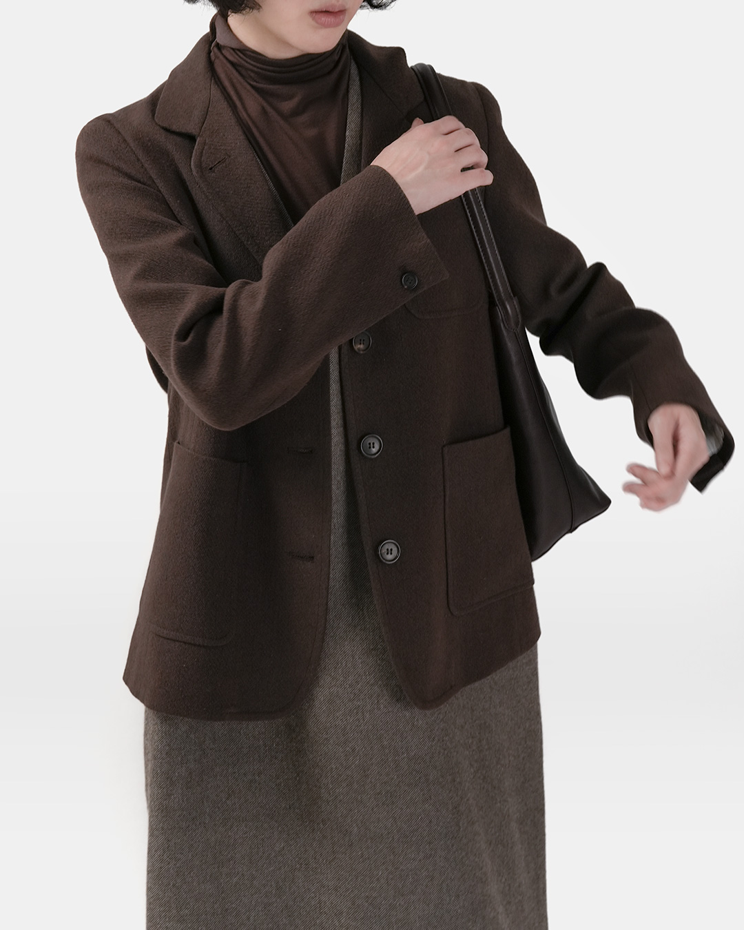 브라운 재킷의 칼라와 소매 착용 모습 2
